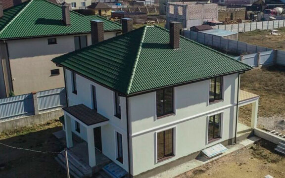 Двухэтажный дом с верандой